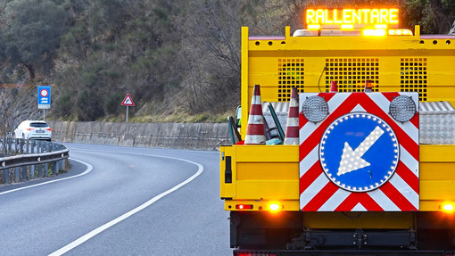 Scontro tra due auto e un camion a Orero: chiusa la Statale della Fontanabuona