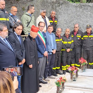 Vigili del fuoco morti in servizio, restaurato il monumento di Staglieno (Foto)