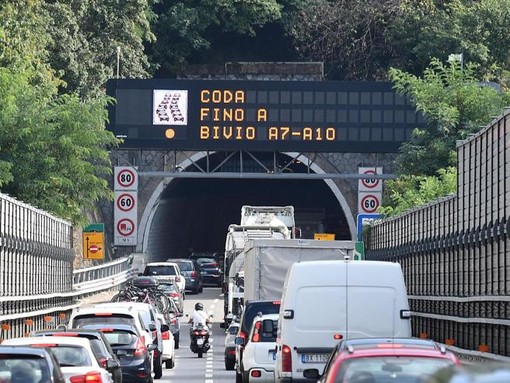 Altro incidente in A10, scontro auto-tir: automobilista perde la vita