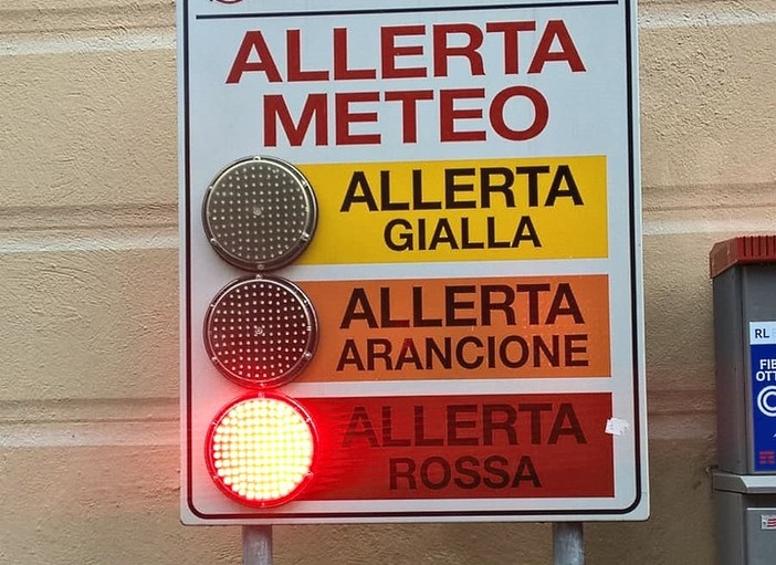 "Mareggiata storica, con onde imponenti, e rischio frane": Genova si prepara alla sferzata "Mareggiata storica, con onde imponenti, e rischio frane": Genova si prepara alla sferzata