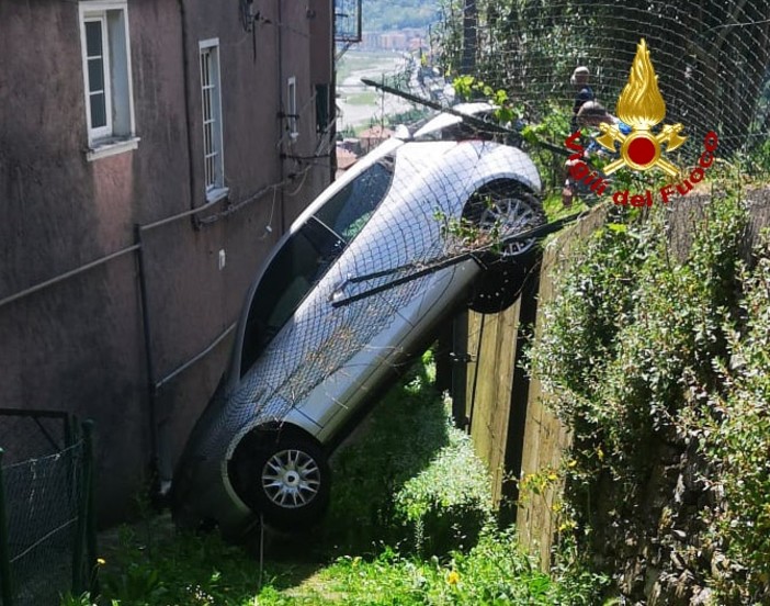 Serra Riccò: auto precipita e si incastra in un giardino condominiale