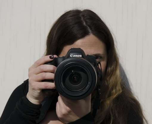 Angela Perri, una fotografa che 'gira intorno' alla musica, a settembre l'inaugurazione della sua mostra Angela Perri, una fotografa che 'gira intorno' alla musica, a settembre l'inaugurazione della sua mostra