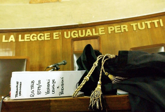 Operaio cadde riparando un lampione, il tribunale accoglie la messa alla prova per gli imputati Operaio cadde riparando un lampione, il tribunale accoglie la messa alla prova per gli imputati