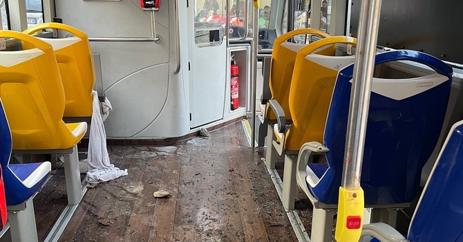 L'autobus della linea 71 distrutto a sassate da un gruppo di sudamericani ubriachi L'autobus della linea 71 distrutto a sassate da un gruppo di sudamericani ubriachi