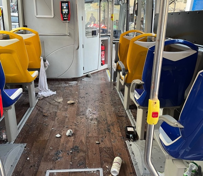 L'autobus della linea 71 distrutto a sassate da un gruppo di sudamericani ubriachi L'autobus della linea 71 distrutto a sassate da un gruppo di sudamericani ubriachi