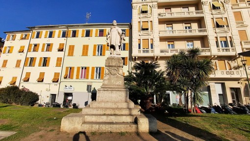 Pegli, partita la riqualificazione dell’aiuola di piazza Porticciolo
