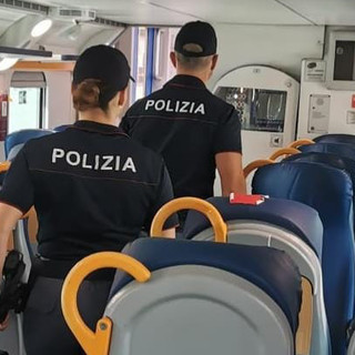 Principe e Brignole, molesta i passeggeri e ruba una viola di grande valore sul treno: tradito dall'AirTag e arrestato Principe e Brignole, molesta i passeggeri e ruba una viola di grande valore sul treno: tradito dall'AirTag e arrestato