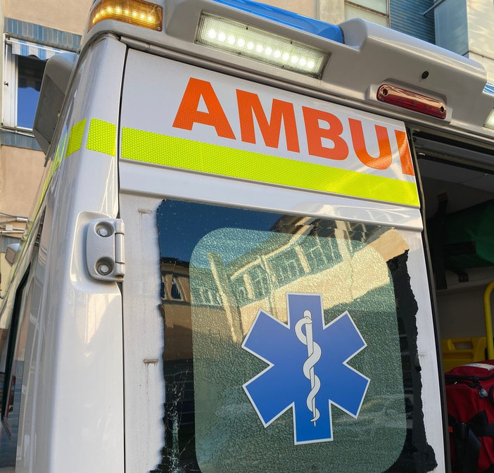 Parto in casa a Rivarolo, il bambino nasce prima dell’arrivo dei soccorsi: il padre segue le istruzioni telefoniche del 118