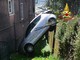 Serra Riccò: auto precipita e si incastra in un giardino condominiale
