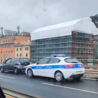 Auto in panne in sopraelevata, rallentamenti in direzione ponente