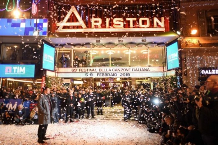 Festival: a Sanremo premiazione del miglior duetto con una Lanterna di Genova Festival: a Sanremo premiazione del miglior duetto con una Lanterna di Genova