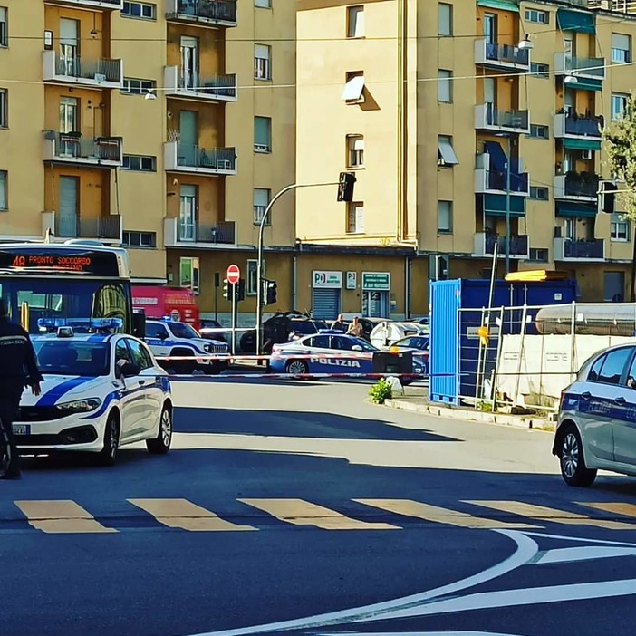 Falso allarme bomba in piazza Terralba, gli artificieri hanno fatto brillare la valigia sospetta, strada riaperta