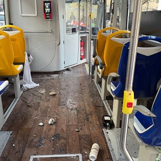 L'autobus della linea 71 distrutto a sassate da un gruppo di sudamericani ubriachi