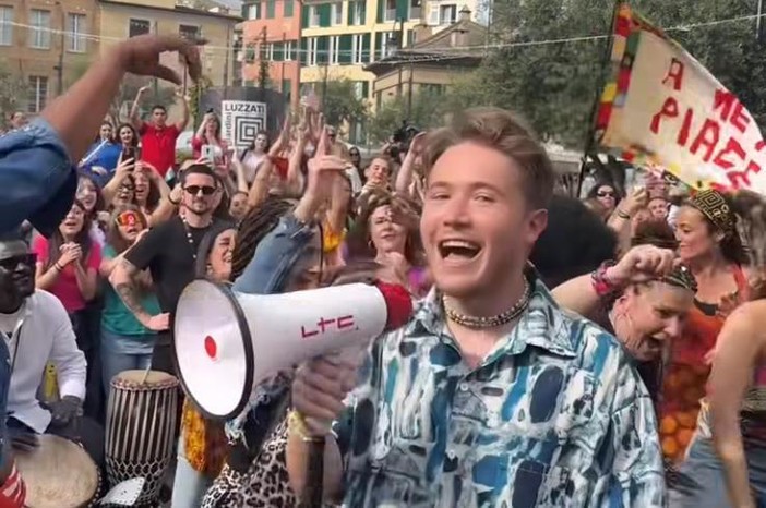 'A me mi piace', bagno di folla ai Luzzati per la registrazione a sorpresa della nuova clip di Alfa