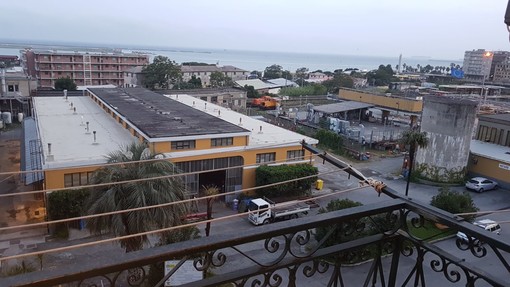 Dalla stampa nazionale forte critica per il petrolchimico a Sampierdarena: “Da modello Genova a rischio Beirut”