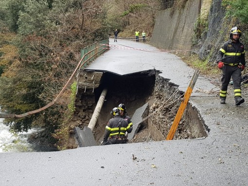 Pegli: frana la strada per San Carlo, intervengono i Vigili del Fuoco