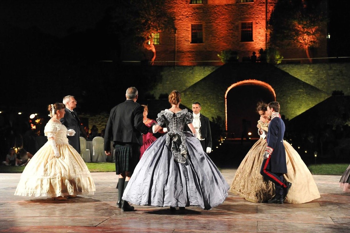 Carnevale: sfilata e ballo in maschera stile '800 al Ducale
