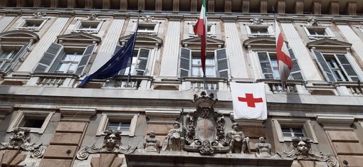 Anche Palazzo Tursi espone la bandiera della Croce Rossa