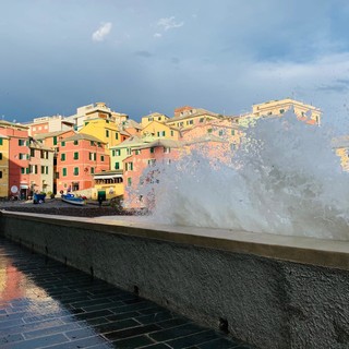 Il mare si infuria a Boccadasse: un'immagine che sancisce la fine dell'estate (VIDEO)