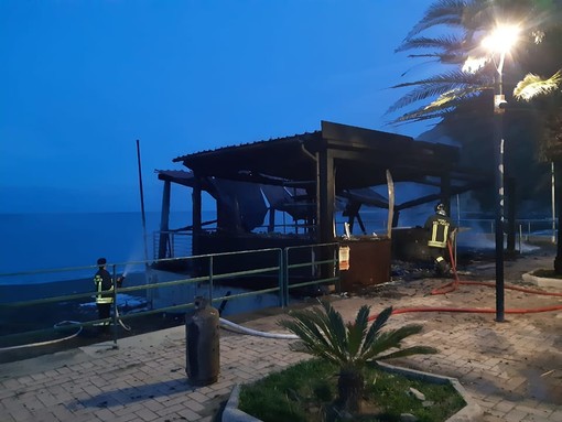 Incendio a Riva Trigoso, identificati gli autori: tre minorenni di 16 e 17 anni
