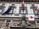 Anche Palazzo Tursi espone la bandiera della Croce Rossa