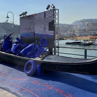 Una gondola carica di rifiuti, l’opera di Rotelli al Porto Antico