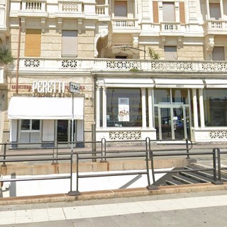 L'esterno del bar e pasticceria Peretti di Pegli