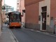 Un autobus transita nella stretta via Beato Martino da Pegli