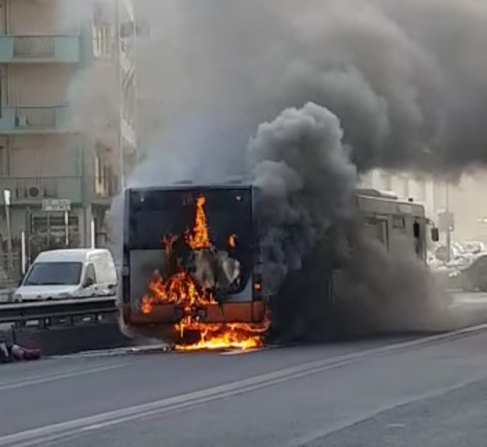 Bus in fiamme: traffico in tilt, autista soccorso dal 118 Bus in fiamme: traffico in tilt, autista soccorso dal 118
