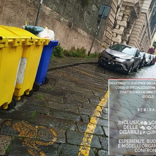 Bidoni della spazzatura sul parcheggio disabili vicino alla Facoltà di Scienze della Formazione (Foto)