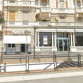 L'esterno del bar e pasticceria Peretti di Pegli