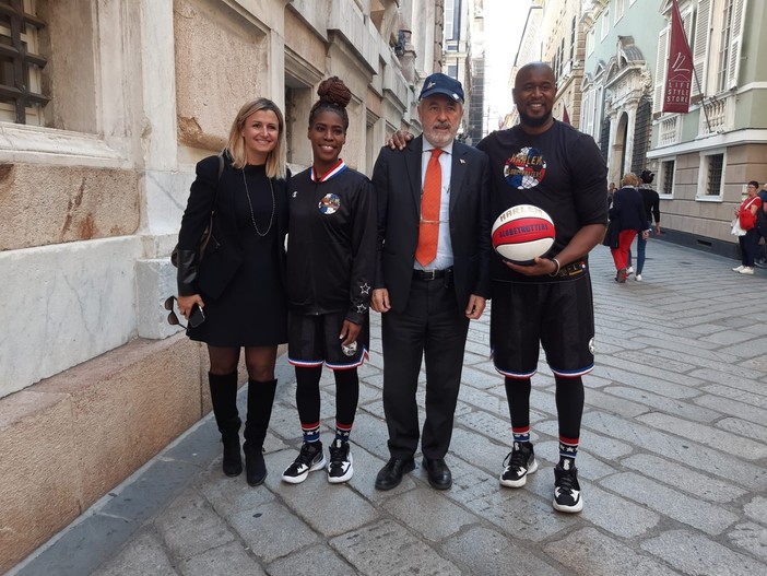 Gli Harlem Globetrotters in visita a Genova