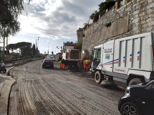 E' in corso l'asfaltatura dell’Aurelia tra Genova e Bogliasco