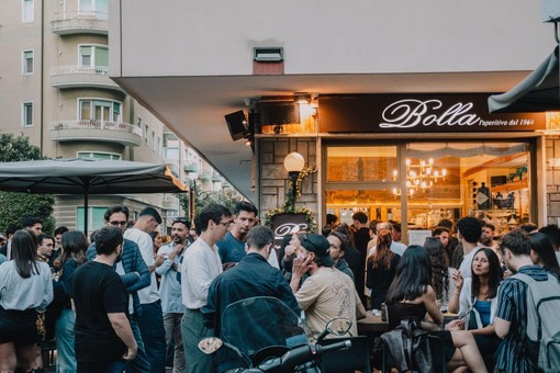 ‘Bolla & Friends’: a Pegli la festa per i dieci anni di gestione del Bar Bolla da parte di Pierpaolo Bonaventura ‘Bolla & Friends’: a Pegli la festa per i dieci anni di gestione del Bar Bolla da parte di Pierpaolo Bonaventura
