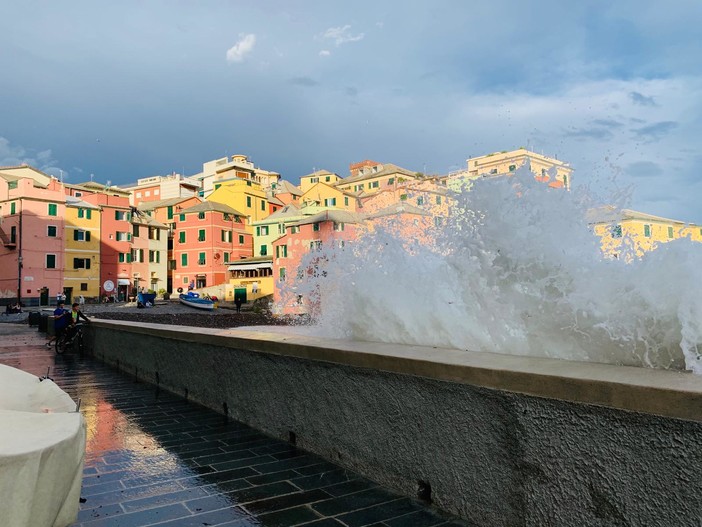 Il mare si infuria a Boccadasse: un'immagine che sancisce la fine dell'estate (VIDEO)
