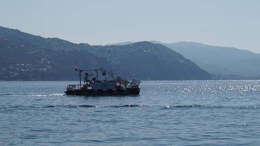Santa Margherita: torna il battello di pulizia del mare