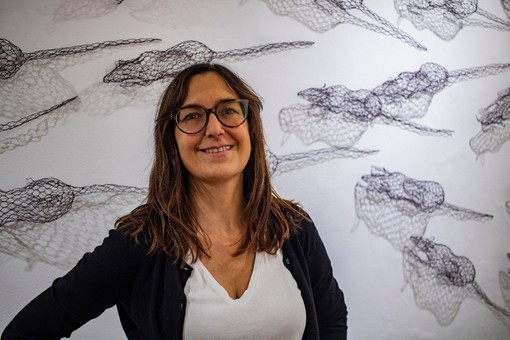 Benedetta Mori Ubaldini: “Plasmo il metallo per creare storie pop e naïf” Benedetta Mori Ubaldini: “Plasmo il metallo per creare storie pop e naïf”