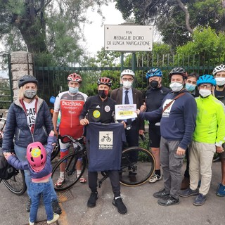 Bike to school: il campione di ciclismo Matteo Trentin "angelo custode" del Bicibusauro  (FOTO)