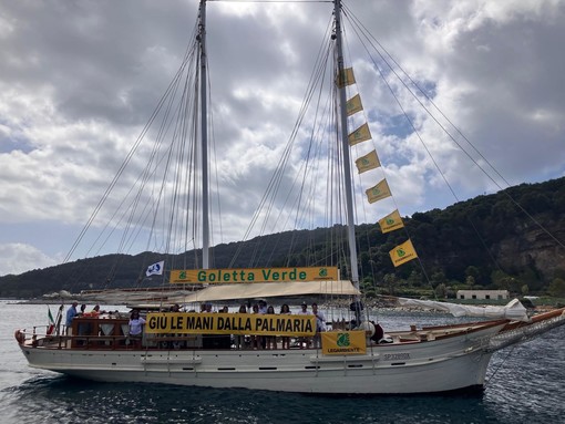 &quot;Giù le mani dalla Palmaria&quot;: blitz della Goletta Verde di Legambiente nelle acque del Golfo della Spezia