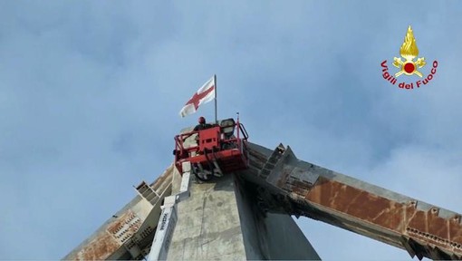 La bandiera di Genova sventola sul pilone di Ponte Morandi