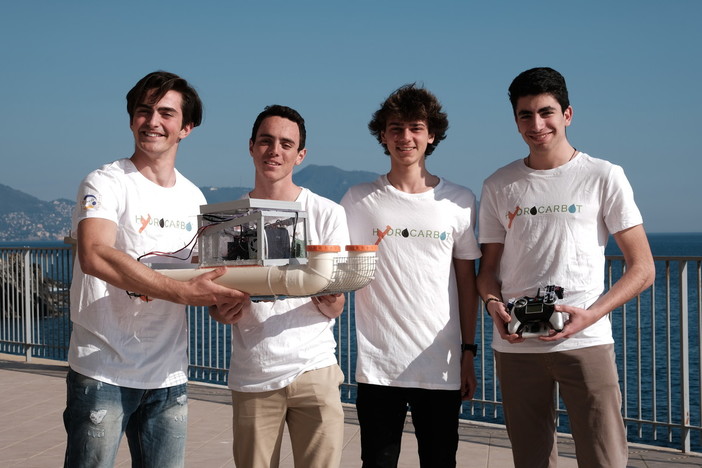 Quattro ragazzi progettano un robot per ripulire i mari dai liquami inquinanti