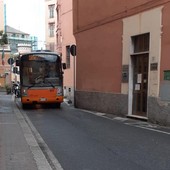 Un autobus transita nella stretta via Beato Martino da Pegli Un autobus transita nella stretta via Beato Martino da Pegli