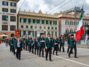La formazione da parata della Banda Musicale Cittadina di Bolzaneto, inquadrata durante una sfilata per le vie del Centro Storico.
