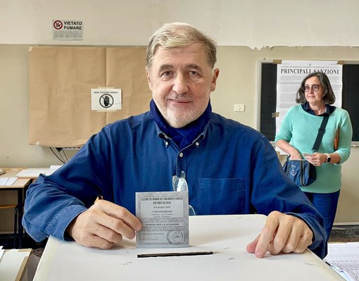 Dimesso dall’ospedale dopo l’intervento chirurgico, il sindaco Marco Bucci è andato a votare Dimesso dall’ospedale dopo l’intervento chirurgico, il sindaco Marco Bucci è andato a votare