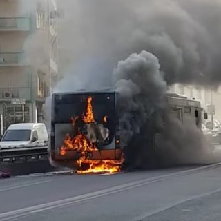 Bus in fiamme: traffico in tilt, autista soccorso dal 118
