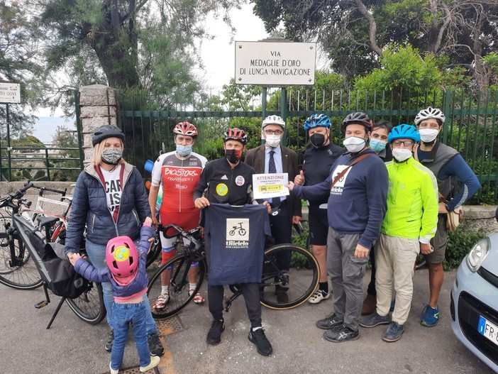 Bike to school: il campione di ciclismo Matteo Trentin "angelo custode" del Bicibusauro  (FOTO)
