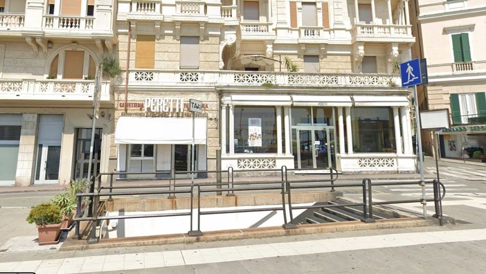 L'esterno del bar e pasticceria Peretti di Pegli