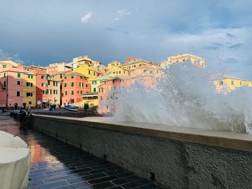 Il mare si infuria a Boccadasse: un'immagine che sancisce la fine dell'estate (VIDEO)