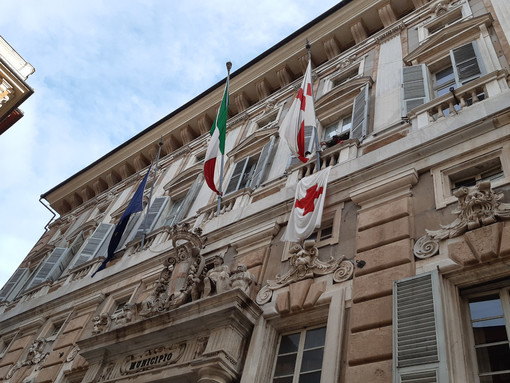 Bandiera della Croce Rossa esposta a Palazzo Tursi fino al prossimo 9 maggio
