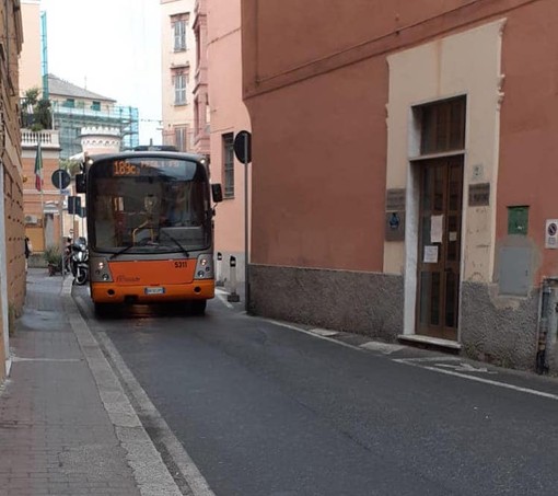 Un autobus transita nella stretta via Beato Martino da Pegli Un autobus transita nella stretta via Beato Martino da Pegli